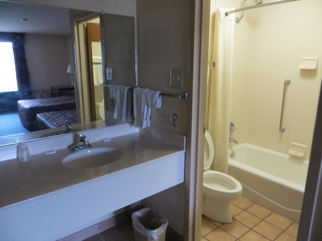 Budgetel Inn & Suites Macon Room photo
