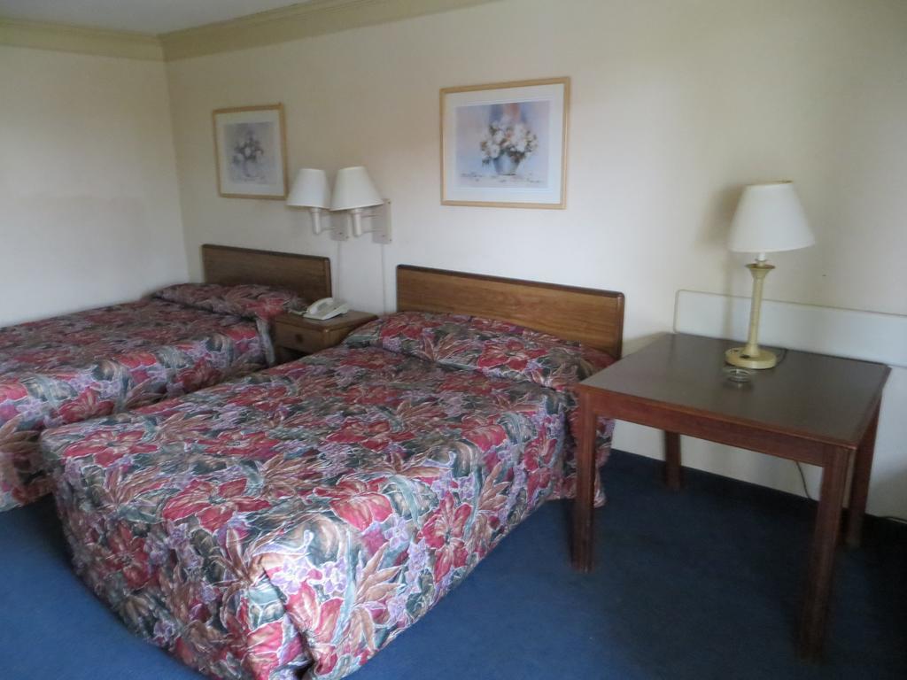 Budgetel Inn & Suites Macon Room photo