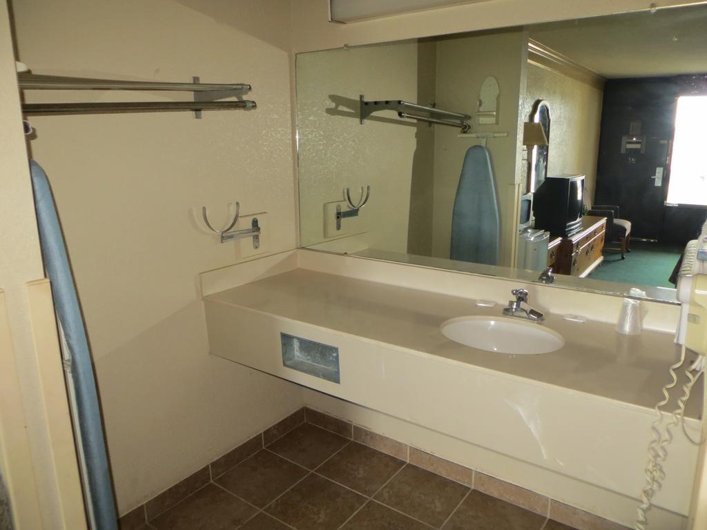 Budgetel Inn & Suites Macon Room photo