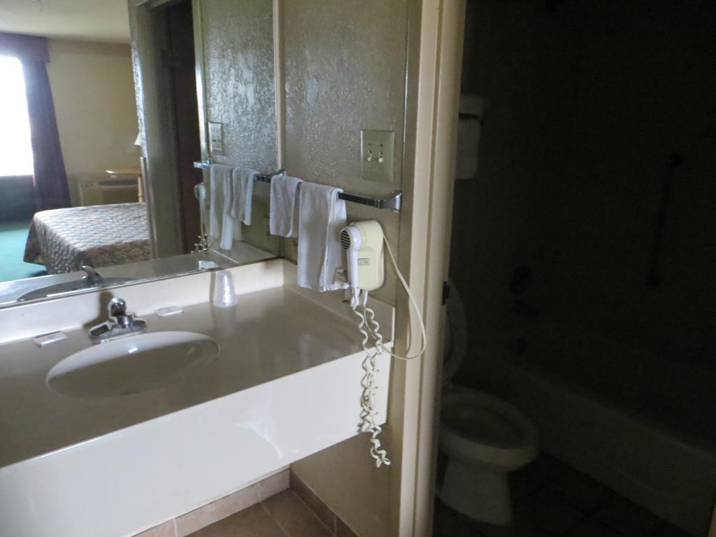 Budgetel Inn & Suites Macon Room photo